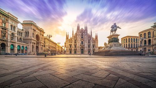 De Ontwakende Pracht van Piazza del Duomo en de Dom in de Milanese Ochtend