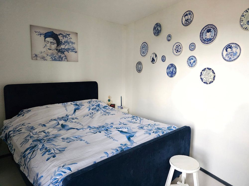 Fotomanipulation von Delft Blue Woman - Einzigartige Kunst für Ruhe im Innenraum  von Elianne van Turennout 