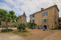 Place avec château et magasin à Saint-Jean-de-Côle, France par Joost Adriaanse Aperçu