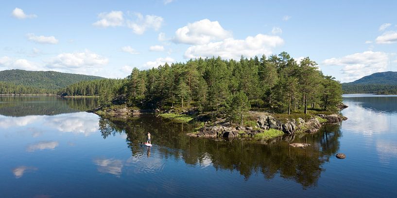 The lonely SUP in Norway by Marloes van Pareren