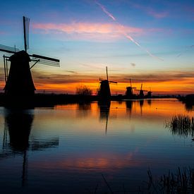 Windmühlen im Sonnenaufgang von Ton de Koning