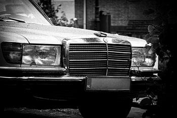 Ein Oldtimer von Mercedes im Regen