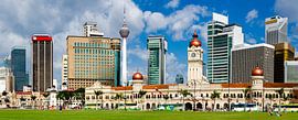 Panorama de la place Merdeka à Kuala Lumpur, Malaisie, avec le bâtiment Sultan Abdul Samad et la tou sur Dieter Walther