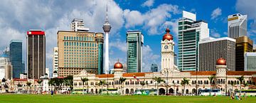 Panorama Merdeka-plein in Kuala Lumpur Maleisië met Sultan Abdul Samad-gebouw en TV-toren van Dieter Walther