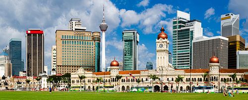 Panorama Merdeka-plein in Kuala Lumpur Maleisië met Sultan Abdul Samad-gebouw en TV-toren