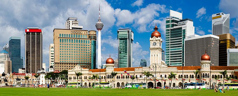 Panorama de la place Merdeka à Kuala Lumpur, Malaisie, avec le bâtiment Sultan Abdul Samad et la tou par Dieter Walther