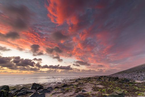 Genieten van een spectaculaire zonsondergang boven de Waddenzee