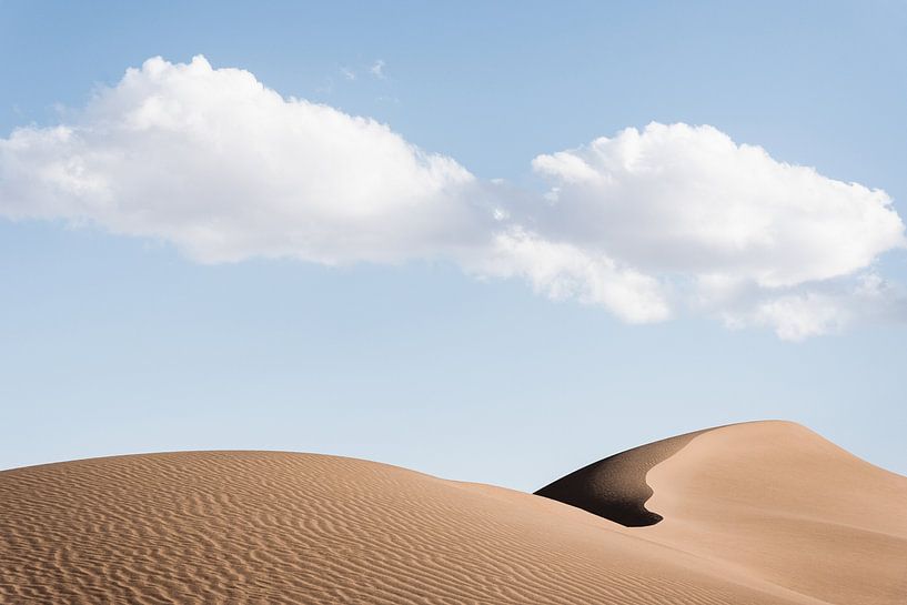 Nuages au-dessus d'une dune de sable dans le désert d'Iran. par Photolovers reisfotografie