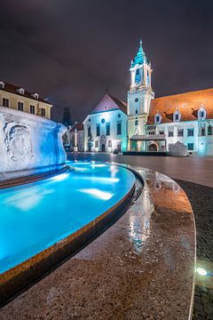 La place principale de Bratislava de nuit sur Martin Wasilewski