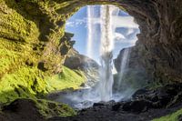 Kvernufoss Wasserfall im Sommer bei blauem Himmel in Island