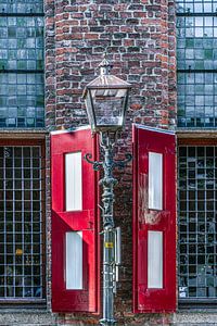Historisches Fenster und Laterne in der IJsselmeerstadt Doesburg
