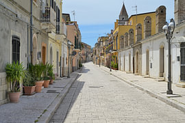 Rue de la vieille ville de Venosa, avec ses bâtiments traditionnels et son clocher sur Tomherkules