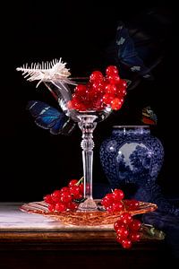 Stilleben 'Johannisbeeren in einem Kristallglas