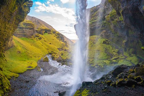 Hinter dem isländischen Wasserfall Kvernufoss