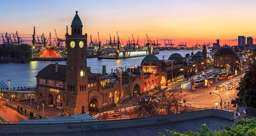 Hamburg Skyline - Débarcadères et coucher de soleil sur le port par Frank Herrmann