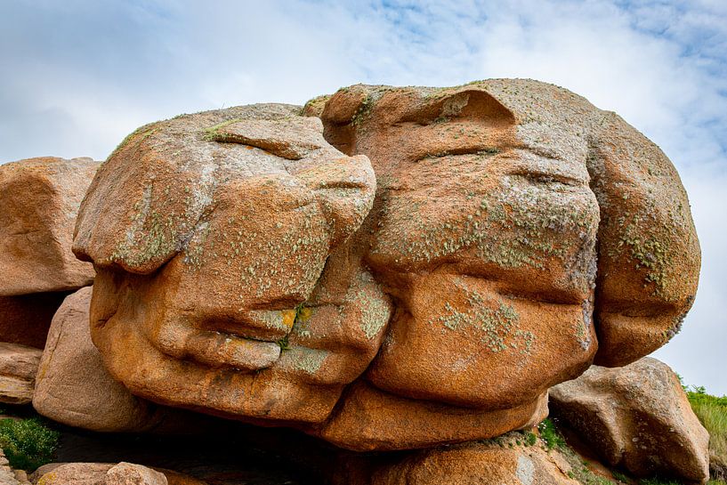 Un rocher en forme de deux faces. WoutKok One2expose. par Wout Kok