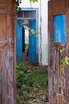 blauwe deur 2 (past goed bij de andere foto) van Jeannet Zwols  Fotografie