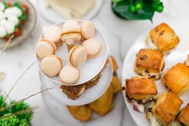 Délicieux macarons et pâtisseries dans un buffet de petit-déjeuner de luxe sur Simon Peeters