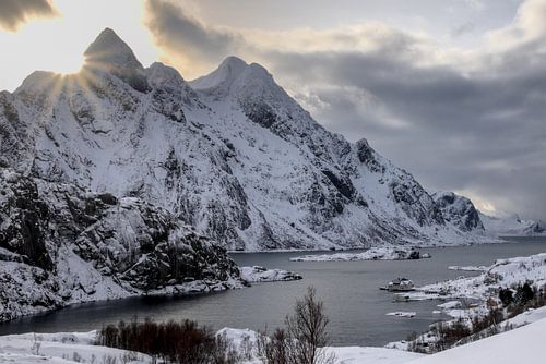 Le soleil brille sur un paysage enneigé