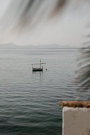 Ruhiges Meer mit einem kleinen Boot bei Alcúdia, Mallorca