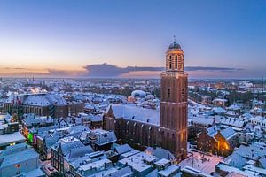 Zwolle Peperbus Kirchturm während eines kalten Wintersonnenaufgangs