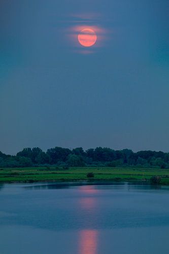 Volle maan supermaan blauwe maan boven de IJssel