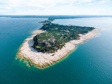 Drone uitzicht over Sirmione aan het Gardameer (Italië) van Bas van der Gronde