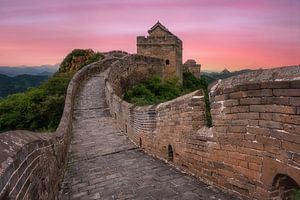Blick auf die Chinesische Mauer in Peking bei Sonnenuntergang
