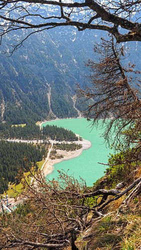 De Plansee in de buurt van Reutte met zijn turquoise gekleurde water en alpine bergachtergrond.