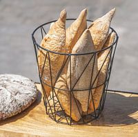 Broodmandje met knapperig wit brood