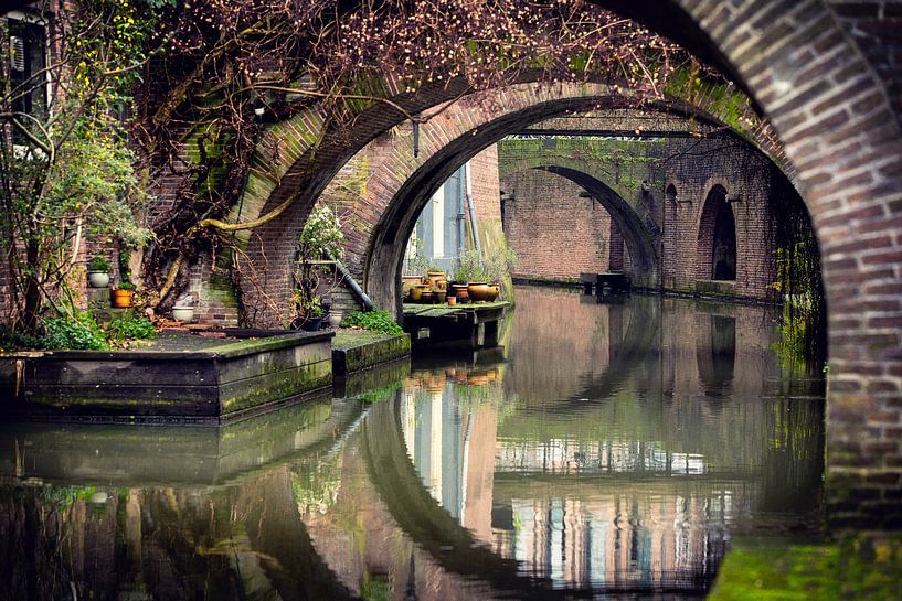 Doorkijkje aan de Kromme Nieuwegracht te Utrecht. van André Blom Fotografie Utrecht