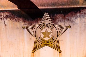Sheriff ster op deur politieauto Vintage Car in Hackberry Arizona Route 66 USA van Dieter Walther
