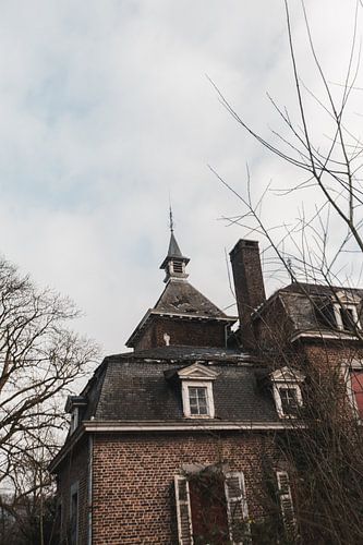 Hoek van Vergetelheid: Het Dak van een Verlaten Mansion in de Belgische Winter