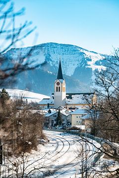 Oberstaufen mit Seiner Kirche und dem Hochgrat von Leo Schindzielorz