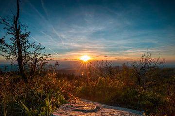 Sonnenuntergang in einer Landschaft von Fotos by Jan Wehnert