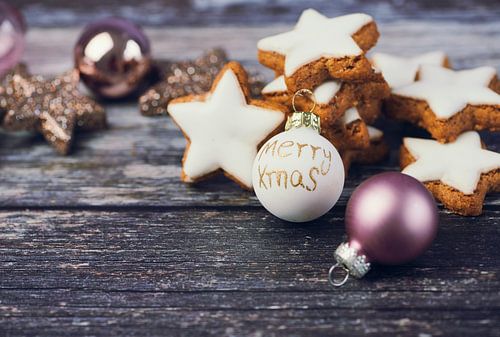 Kaneelsterren en kerstversieringen