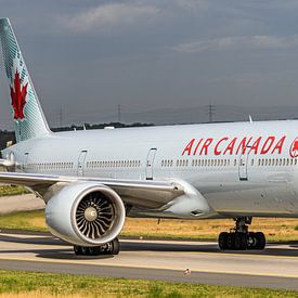 Air Canada Boeing 777-300 passagiersvliegtuig. van Jaap van den Berg