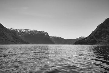 Westkaap in Noorwegen. Fjord en zee met bergen aan de kust van Martin Köbsch