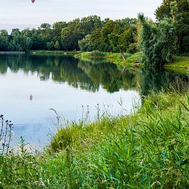 Limburgs landschap van een visvijver en een luchtbalon in de lucht (susteren) van Debbie Kanders