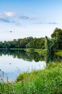 Limburgs landschap van een visvijver en een luchtbalon in de lucht (susteren) van Debbie Kanders