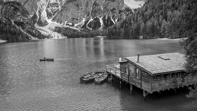 Pragser Wildsee - Dolomiten in Schwarz und Weiß von Teun Ruijters