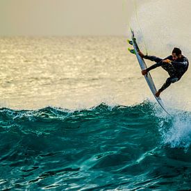 Pro Surfer Flying, Kanarische Inseln von massimo pardini