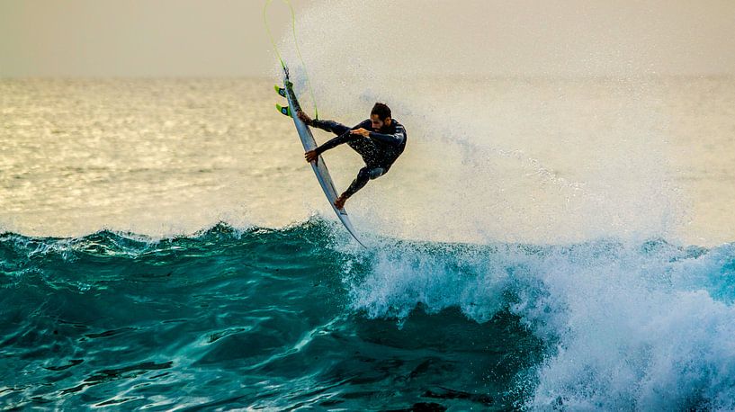 Pro surfer vliegend van massimo pardini