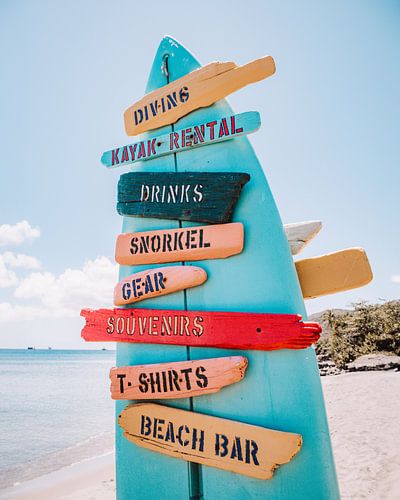Surfbord met wegwijzers | Sint Eustatius | Reisfoto