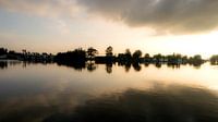 De oever van de vecht vlakbij Weesp tijdens het gouden uurtje.