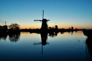 Reflectie van molen in het water bij Kinderdijk van Corinne Welp