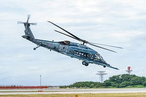 Ein startender japanischer Hubschrauber vom Typ Sikorsky UH-60J.
