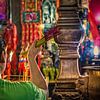 Sacrifice dans le temple de Hong Kong. sur Ron van der Stappen