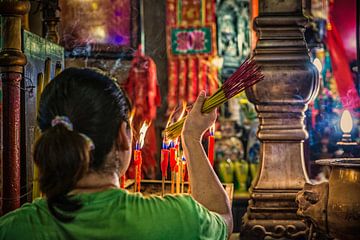 Opferung im Tempel Hongkong. von Ron van der Stappen