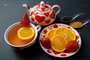 Schwarzer Tee mit Erdbeere und Orange, dekoriert mit Früchten